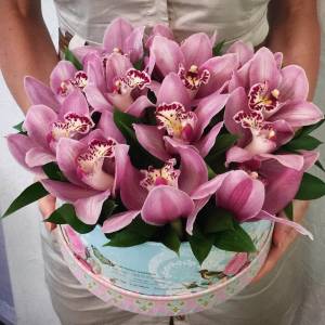 13 розовых орхидей в коробке R796