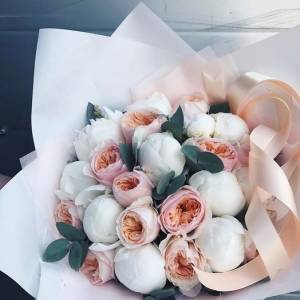 Букет белые пионы и пионовидные розы R508