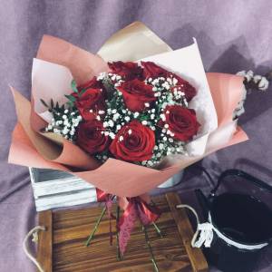 Букет 9 красных роз с гипсофилой R892