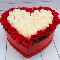 Сердце 39 роз красные и белые в коробке R156