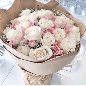 Букет белые и розовые кустовые розы в крафте R152