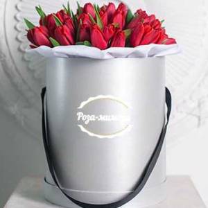 31 красный тюльпан в шляпной коробке R194
