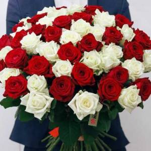 Букет 51 роза красные и белые с лентами R371